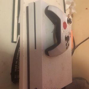 White Xbox 1s with controller, power and HDMI cord